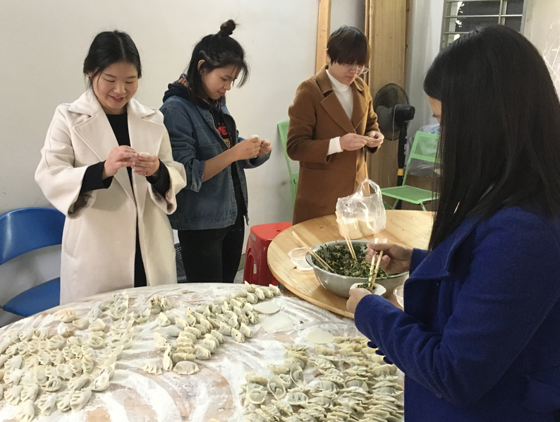 冬至包餃子 溫情暖寒冬-經(jīng)過(guò)食品金屬檢測(cè)機(jī)，更放心